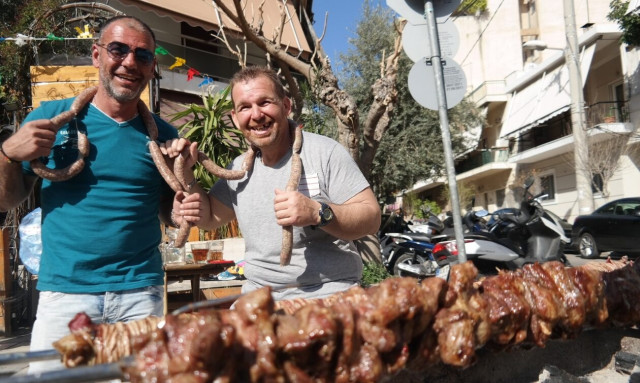 Τσικνοπέμπτη: Ψήνει όλη χώρα - Γιατί τρώμε κρέας, τα έθιμα ανά την Ελλάδα