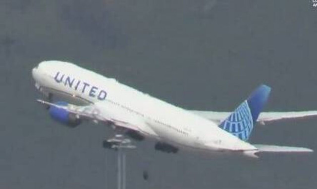 Θρίλερ στον αέρα: Κατεπείγουσα προσγείωση αεροσκάφους καθώς «έχασε» ελαστικό