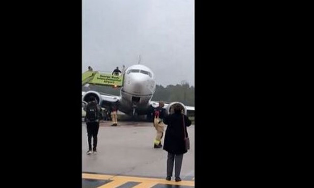 ΗΠΑ: Σκηνές πανικού - Αεροσκάφος βγήκε από τον διάδρομο προσγείωσης και κατέληξε σε χωράφι