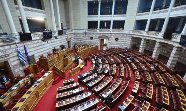 Ώρα μηδέν για τα μη κρατικά πανεπιστήμια:  Σφοδρή αντιπαράθεση στη Βουλή - LIVE η συζήτηση