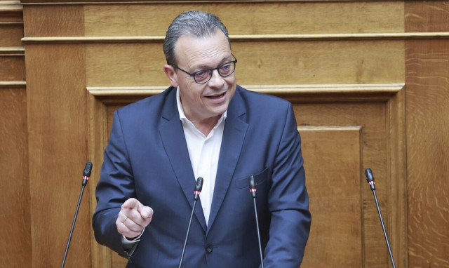Φάμελλος κατά Μητσοτάκη: «Εμείς δεν διοριστήκαμε στην Εθνική Τράπεζα λόγω επιθέτου»