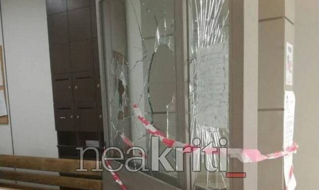 Κρήτη: Έκαναν θρύψαλα την είσοδο του Ειρηνοδικείου Ηρακλείου