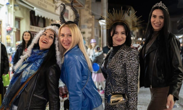 Ρέθυμνο: Ατελείωτο το πάρτι της Τσικνοπέμπτης – Φωτογραφίες από το βραδινό ξεφάντωμα στην Παλιά Πόλη