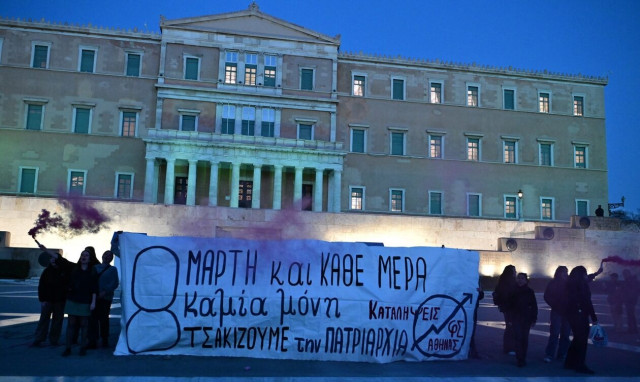 Σε κλοιό φοιτητών η Βουλή μετά τα επεισόδια - Τραυματίστηκαν διαδηλωτές και αστυνομικοί