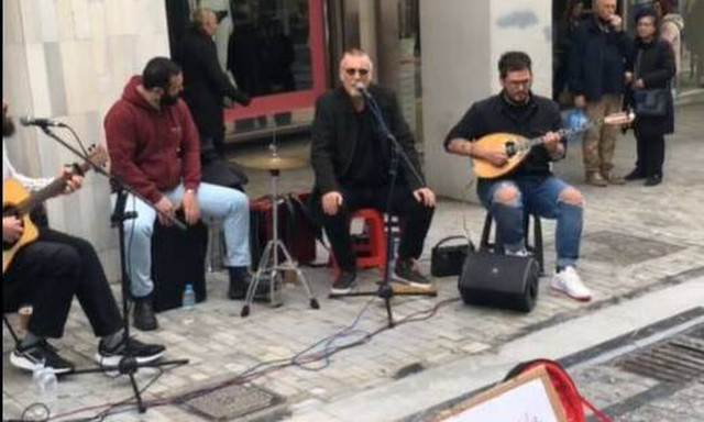 Οι Πυξ Λαξ… συνάντησαν μουσικούς του δρόμου στην Ερμού και έπαιξαν μαζί τους