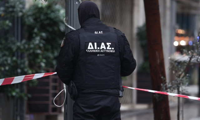 Λήξη συναγερμού για την ύποπτη τσάντα στη Στουρνάρη – Εγινε ελεγχόμενη έκρηξη