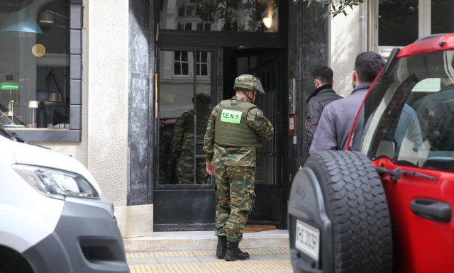 Δυνάμεις του στρατού στο Κολωνάκι: Απομάκρυναν τις χειροβομβίδες από το σημείο