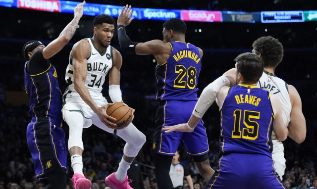 Γιάννης Αντετοκούνμπο: Το τριπλ νταμπλ του δεν έφτασε στους Μπακς κόντρα στους Λέικερς (vids)