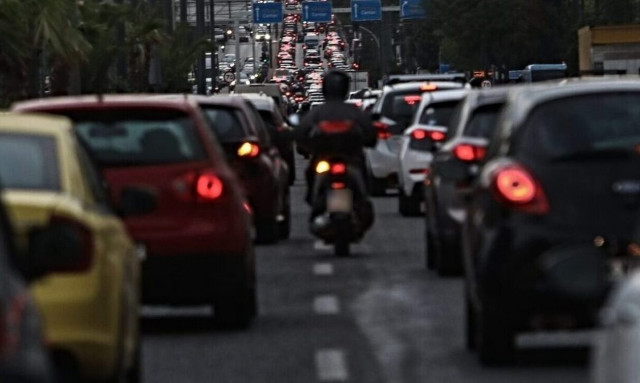 Κίνηση Τώρα: Εκτροπή φορτηγού στον Κηφισό - Απροσπέλαστη η άνοδος