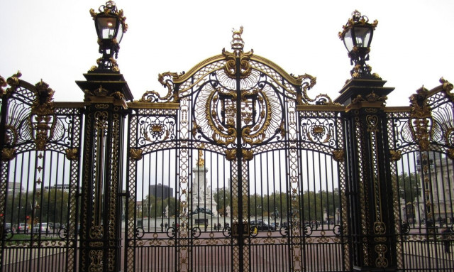 Λονδίνο: Άνδρας συνελήφθη, αφότου όχημα έπεσε πάνω στις πύλες του παλατιού του Μπάκιγχαμ