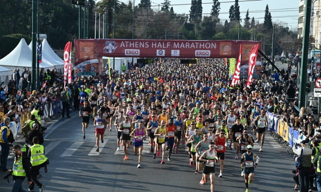 Ημιμαραθώνιος Αθήνας: Χιλιάδες δρομείς στο κέντρο - Οι εναλλακτικές διαδρομές για τους οδηγούς