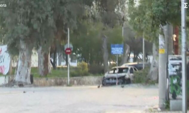 Πανεπιστημιούπολη: Επεισόδια τη νύχτα - Καμμένα αυτοκίνητα και επίθεση με φωτοβολίδα σε αστυνομικούς