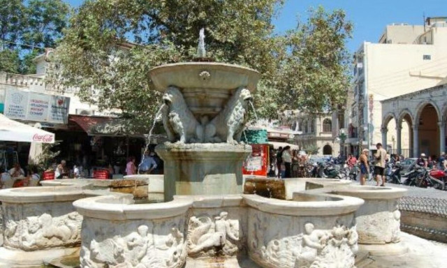 Ηράκλειο: Ρωγμές και κατσαρίδες στην Κρήνη Μοροζίνι - «Βουλιάζουν» τα Λιοντάρια στην πλατεία