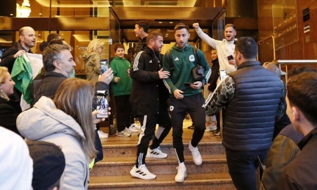 Ολυμπιακός - Παναθηναϊκός: Αποθέωση από τον κόσμο των «πράσινων» στην αποστολή του ντέρμπι (video)