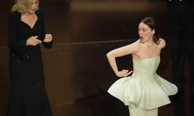 Η Έμα Στόουν είχε ένα ατύχημα με το φόρεμά της