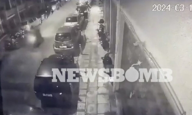 Καλλιθέα: Μηχανή περνά έξω από την κάβα ένα λεπτό πριν την έκρηξη - Βίντεο ντοκουμέντο