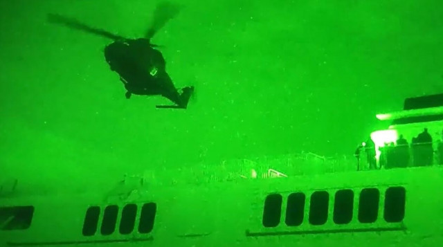 Εντυπωσιακές εικόνες από τη μεγάλη νυχτερινή άσκηση των Ειδικών Δυνάμεων στην Εύβοια