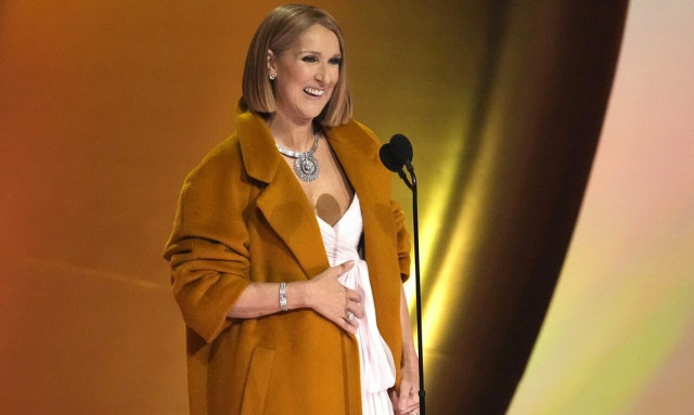 Σελίν Ντιόν: Έκανε εμφάνιση έκπληξη σε αγώνα χόκεϊ - Τα αστεία με τους παίκτες στα αποδυτήρια