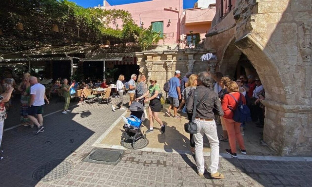 Ρέθυμνο: Κατσαρίδες και τραπεζοκαθίσματα «αιχμαλωτίζουν» την Παλιά Πόλη λένε οι κάτοικοι