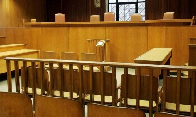 Λαμία: Κινδυνεύουν με φυλακή οι 6 για τα καπνογόνα στην ταράτσα - Αύριο η δίκη