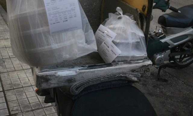 Έξαλλος ντελιβεράς στη Λάρισα δεν πήρε πουρμπουάρ και άφησε οργισμένο σημείωμα