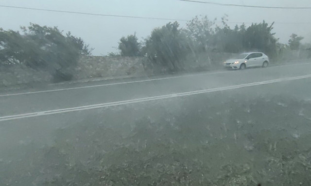 Καιρός: Ξαφνικό μπουρίνι στη Δυτική Αττική - Έριξε και χαλάζι (vid)