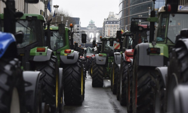 Βέλγιο: Μπλόκο αγροτών έξω από το αεροδρόμιο της Λιέγης - Εκατό τρακτέρ απέκλεισαν την είσοδο