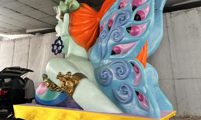 Καρναβαλικό άρμα σφήνωσε σε τούνελ και προκάλεσε κυκλοφοριακό κομφούζιο στην παραλιακή