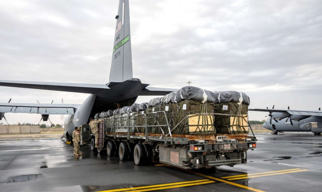 Γάζα: Πλοίο από την Κύπρο ξεφόρτωσε βοήθεια - Ρίχνουν κι από αέρα οι Αμερικανοί