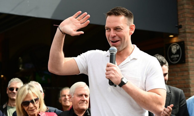 Στέφανος Κασσελάκης: Έφτασε στη Θήβα λίγο πριν φορέσει τα χακί – Πολίτες του φώναζαν «καλός πολίτης»