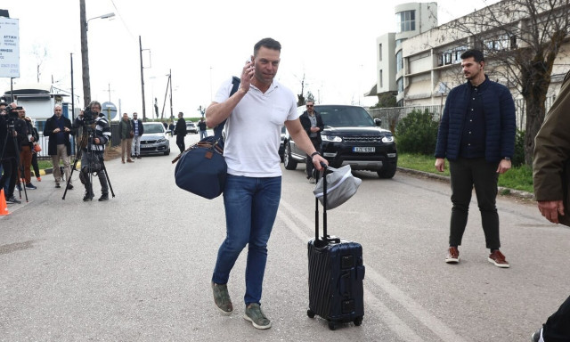 Στέφανος Κασσελάκης: Πέρασε την πύλη, φοράει τα χακί και... ξεκινά τη 15νθήμερη θητεία του στη Θήβα