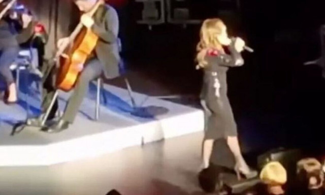 Βίκυ Λέανδρος: Έπεσε από τη σκηνή ενώ τραγουδούσε - Τι είπε για το ατύχημά της