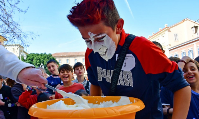 Ναύπλιο: Γιαουρτομαχίες στο παιχνίδι του «κρυμμένου θησαυρού»
