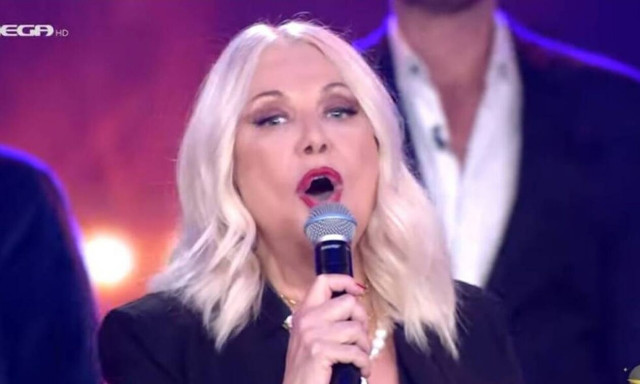 Ρούλα Κορομηλά: 31 χρόνια μετά τραγουδάει ξανά live το «Άγγελε μου, τύραννέ μου»