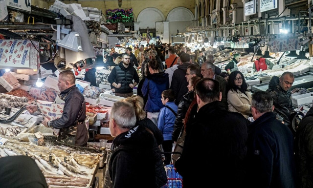Καθαρά Δευτέρα: Ο απόλυτος οδηγός για το σαρακοστιανό τραπέζι – Οι τιμές σε λαγάνα, θαλασσινά, χαλβά