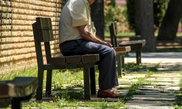 84χρονος έκανε πλαστική στα βλέφαρα και τον «φέσωσαν» 32.781 ευρώ