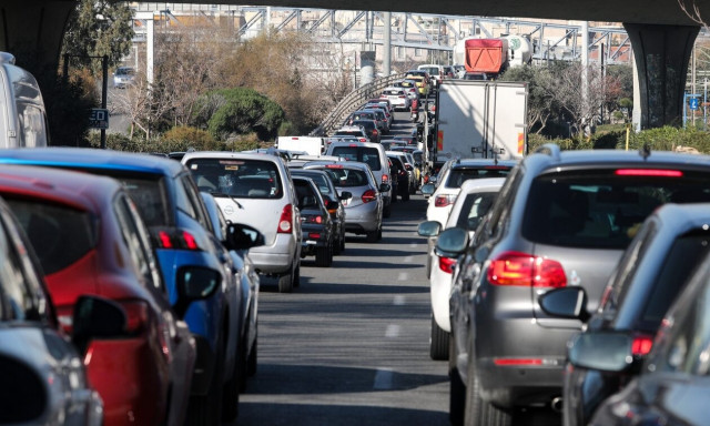 Κίνηση στη Λεωφόρο Ποσειδώνος από τη βροχόπτωση - Δείτε τον χάρτη