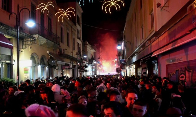 Συναγερμός στο καρναβάλι της Πάτρα - Άτομο έπεσε από λεωφορείο