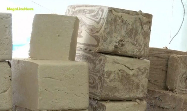 Μεγάλες ουρές για τον παραδοσιακό χαλβά – Στα ύψη η τιμή της λαγάνας και του ταραμά