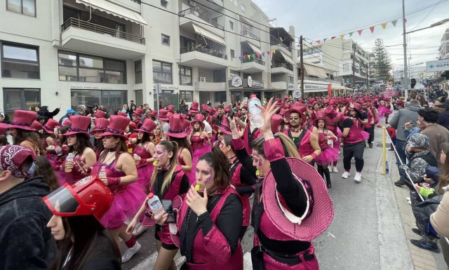 Δεκάδες χιλιάδες… παρτάρουν δίχως αύριο στο Ρέθυμνο - Η μεγάλη παρέλαση