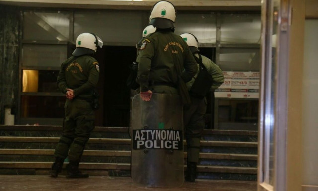 Θεσσαλονίκη: Πώς το ΑΠΘ έγινε... γιάφκα - Κοντάρια, αλυσίδες και φωτοβολίδες στο Πανεπιστήμιο