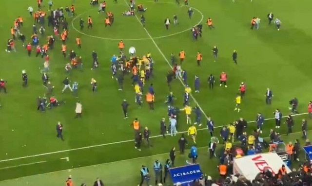 Φενέρμπαχτσε: Χάος στην Τουρκία - Άγριο ξύλο μεταξύ οπαδών και παικτών της αντιπάλου του Ολυμπιακού