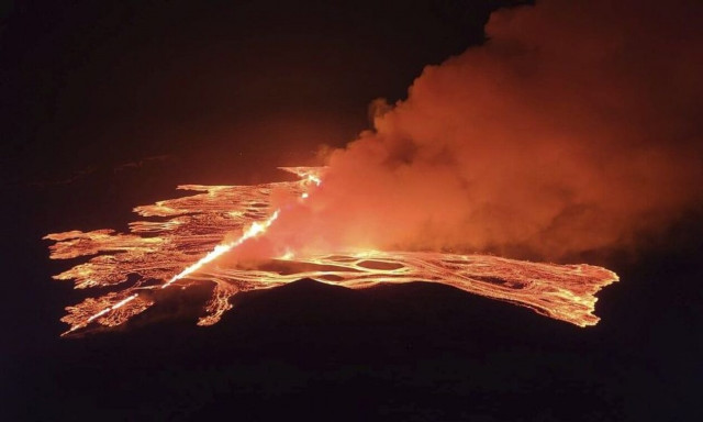 Ισλανδία: «Φτύνει» λάβα η Γη - Δείτε LIVE εικόνα από τη χερσόνησο Ρέικιανες 