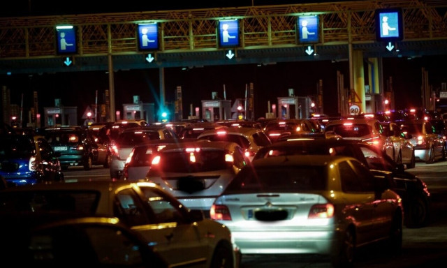 Κίνηση τώρα: Απέραντο πάρκινγκ η Αθηνών - Κορίνθου - Ουρές χιλιομέτρων και ταλαιπωρία