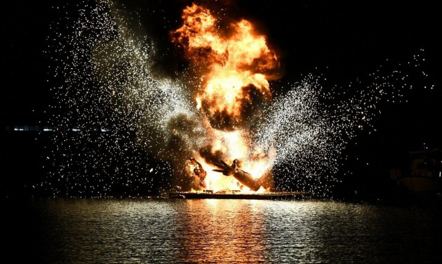 Τελετή λήξης στο Πατρινό Καρναβάλι: Με φαντασμαγορικό σόου έκαψαν τον βασιλιά καρνάβαλο