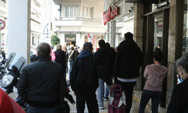 Καθαρά Δευτέρα: Στην ουρά για μία λαγάνα οι Αθηναίοι - Πώς λειτουργούν φούρνοι και αγορές