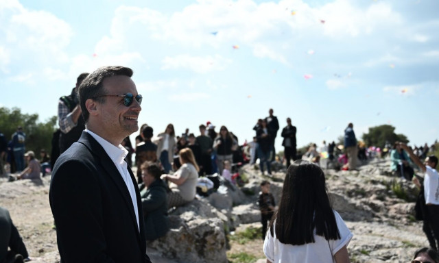 Χάρης Δούκας: Γιόρτασε την Καθαρά Δευτέρα στον λόφο του Φιλοπάππου μαζί με Αθηναίους