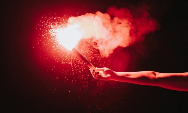 Ληγμένη η φωτοβολίδα που εξερράγη στα χέρια του άτυχου Μανώλη – Συνελήφθησαν 2 φίλοι του