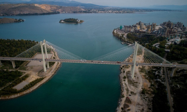 Εύβοια: Νεαρός έπεσε από τη γέφυρα της Χαλκίδας