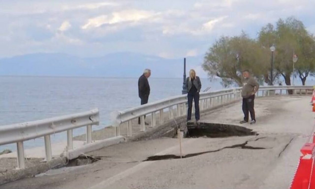 «Άνοιξε» η γη στην παλαιά Κορίνθου - Πατρών: Κινδυνεύουν υποδομές και περιουσίες από τη διάβρωση